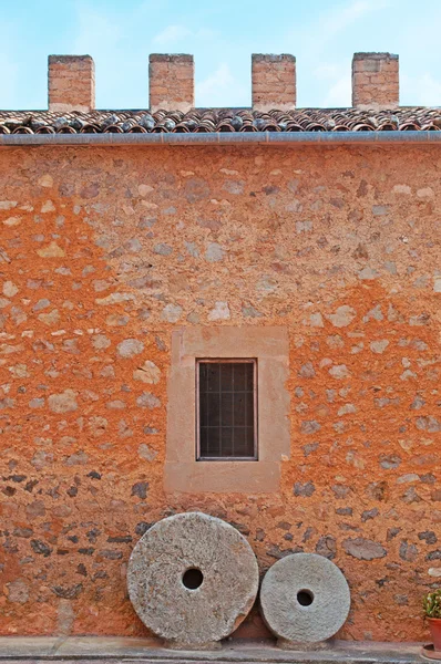 Mallorca, Balearen, Spanien: die Schleifscheiben einer alten Steinmühle in der mallorquinischen Landschaft — Stockfoto