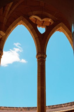 Bellver Castle kemerlerin Mallorca, Balear Adaları, İspanya: Ayrıntılar, Gotik stil kale 14.yüzyılda, Palma, başkentten 3 km bir Avrupa'nın birkaç dairesel kaleler inşa
