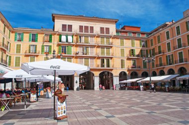 Mallorca, Balear Adaları, İspanya: panoramik Plaza Mayor of Palma de Mallorca, renkli binalar ve arcade ile adanın başkenti ana kare