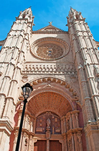 Mallorca, Baleárské ostrovy, Španělsko: fasáda na katedrály Santa Maria z Palma, známý jako La Seu, gotická římskokatolická katedrála Palma de Mallorca — Stock fotografie