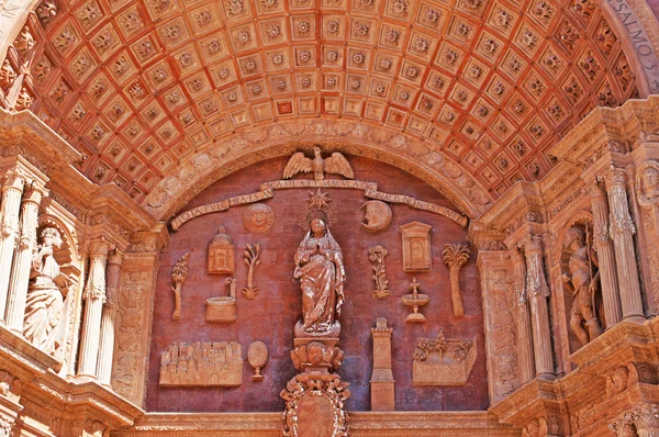 Mallorca, Balearen, Spanien: die Statuen und die äußeren Details der Kathedrale von Palma, die Kathedrale von Santa Maria von Palma (la seu ) — Stockfoto