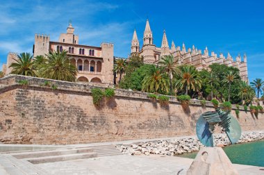 Mallorca, Balear Adaları, İspanya: duvarlar, eski şehir Palma de Mallorca ile ikonik Royal Palace, La Almudaina, müstahkem Sarayı ve Katedrali, Santa Maria ve La Seu bilinen Palma, panoramik manzaralı