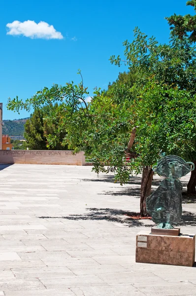 Mallorca, Islas Baleares, España: la plaza exterior de la Fundación Pilar y Joan Miro, el museo dedicado a la obra del artista español Joan Miro (1893-1983) en Palma de Mallorca — Foto de Stock