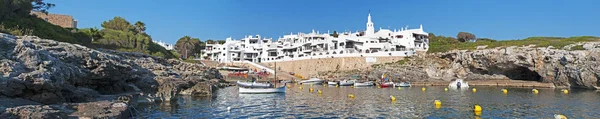 Менендес, Балеарские острова, Испания: Средиземное море и вид на белые дома знаменитого города Бинибека Велл — стоковое фото