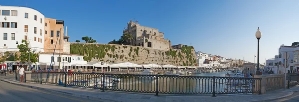 Menorca, balearen, spanien: panoramablick auf den alten hafen und die stadtwände von ciutadella, ciutadella de menorca, ehemalige hauptstadt der insel — Stockfoto