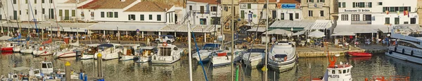 Minorque, Îles Baléares, Espagne : vue sur le vieux port et les remparts de Ciutadella, Ciutadella de Minorque, ancienne capitale de l'île — Photo