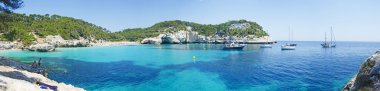 Menorca, Balear Adaları, İspanya: panoramik Cala Mitjana ve Cala Mitjaneta ünlü plajları