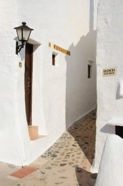 Menorca, Balear Adaları: bir sokak ve beyaz evler Binibeca Vell ünlü şehir arasında bir elektrik direği