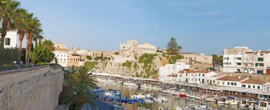 Menorca, Balear Adaları, İspanya: panoramik eski liman ve Ciutadella, Ciutadella de Menorca, adanın eski başkenti şehir surları 