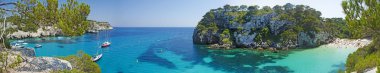 Menorca, Balear Adaları, İspanya: panoramik Cala Macarella ve Cala Macarelleta ünlü plajları