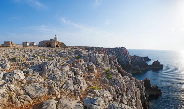 Menorca, Ilhas Baleares, Espanha: o penhasco com o farol de Punta Nati, torre octogonal com varanda e lanterna, um farol ativo construído em 1911 no extremo noroeste da ilha — Fotografia de Stock