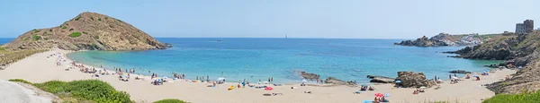 Menorca, Ilhas Baleares, Espanha: vista panorâmica da baía e da praia de Cala Mesquida com a antiga torre de vigia de Punta de sa Torre — Fotografia de Stock