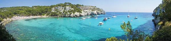 Menorca, Balearic Islands, Spain: view of the famous bay and the beach of Cala Macarella — Stock Photo, Image