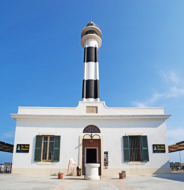 Menorca, Balear Adaları, İspanya: görünüm ünlü Cap d'Artrutx deniz feneri adanın uzak Güneydoğu 
