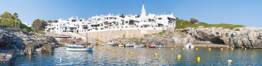 Menorca, Balear Adaları, İspanya: Akdeniz ve beyaz evler Binibeca Vell ünlü şehir manzarası