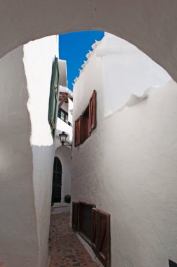 Menorca, Balear Adaları: bir sokak arasında beyaz evler Binibeca Vell ünlü şehir