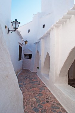 Menorca, Balear Adaları: bir sokak ve sokak arasında beyaz evler Binibeca Vell ünlü şehir