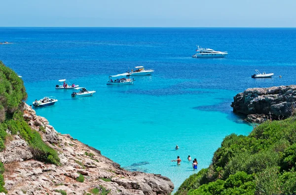 Menorca, Balearen: Segelboote und Menschen an einem menorquinischen Strand — Stockfoto