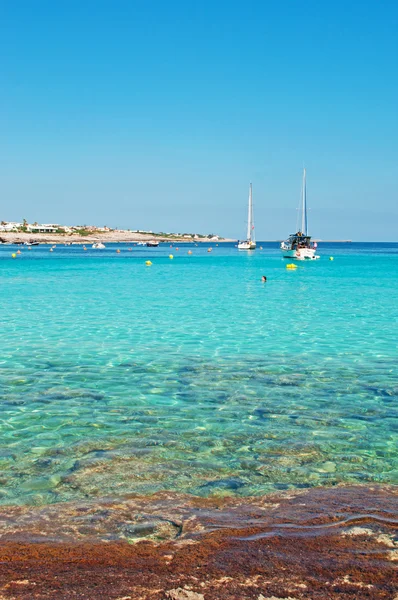 Menorca, Balearen: zeilboten in een strand Menorca — Stockfoto