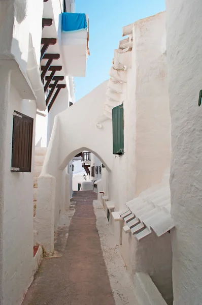 Menorca, Ilhas Baleares: um beco entre as casas brancas da famosa cidade de Binibeca Vell — Fotografia de Stock