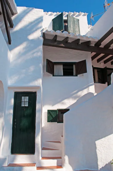 Менорка, Балеарські острови, Іспанія: Білий дім знаменитого міста Binibeca Велл — стокове фото