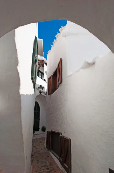 Menorca, Islas Baleares: un callejón entre las casas blancas de la famosa ciudad de Binibeca Vell —  Fotos de Stock