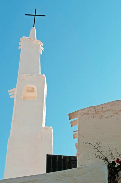 Minorque, Îles Baléares, Espagne : l'église paroissiale dans les ruelles de la célèbre ville de Binibeca Vell — Photo