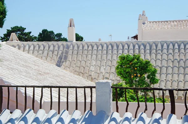 Menorca, Ilhas Baleares, Espanha: o horizonte com as casas brancas, telhados e mandarinas da famosa cidade de Binibeca Vell — Fotografia de Stock