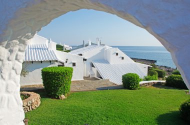 Menorca, Balear Adaları, İspanya: manzarası ile beyaz bir kemer ünlü şehir Binibeca Vell görülen yalak evler