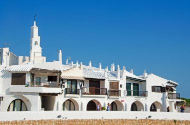 Menorca, Balear Adaları, İspanya: beyaz evler Binibeca Vell ünlü şehir manzarası