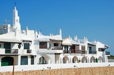 Menorca, Balear Adaları, İspanya: beyaz evler Binibeca Vell ünlü şehir manzarası