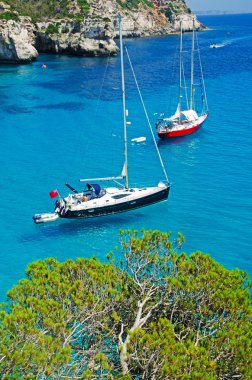 Menorca, Balear Adaları, İspanya: Yelkenli ünlü bay ve Cala Macarella beach