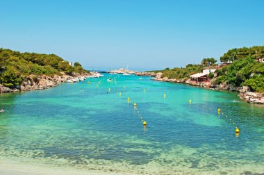Menorca, Balear Adaları, İspanya: panoramik Cala Santandria ünlü plaj