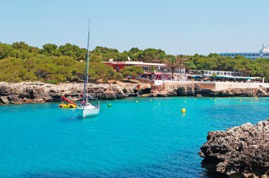 Menorca, Balear Adaları, İspanya: Yelkenli içinde ünlü Plajı, Cala Santandria