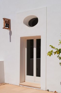 Menorca, Balear Adaları: bir çan bir kapı ve minorcan kırsal beyaz bir evde