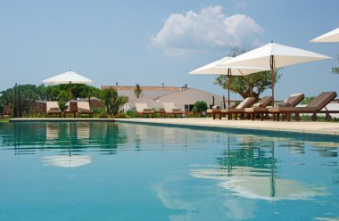 Menorca, Balear Adaları: şezlonglar, plaj şemsiyeleri ve küçükler kırsalında bir havuz 