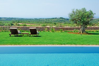 Menorca, Balear Adaları: şezlonglar, bir zeytin ağacı ve küçükler kırsal bir havuz