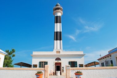 Menorca, Balear Adaları, İspanya: görünüm ünlü Cap d'Artrutx deniz feneri adanın uzak Güneydoğu 