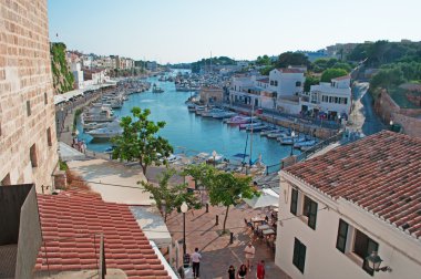 Menorca, Balear Adaları, İspanya: panoramik eski liman ve Ciutadella, Ciutadella de Menorca, adanın eski başkenti şehir surları 
