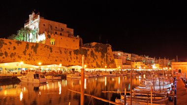 Menorca, Balear Adaları, İspanya: gece manzarası, eski liman ve Ciutadella, Ciutadella de Menorca, adanın eski başkenti şehir surları 