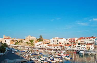 Menorca, Balear Adaları, İspanya: panoramik eski liman ve Ciutadella, Ciutadella de Menorca, adanın eski başkenti şehir surları 