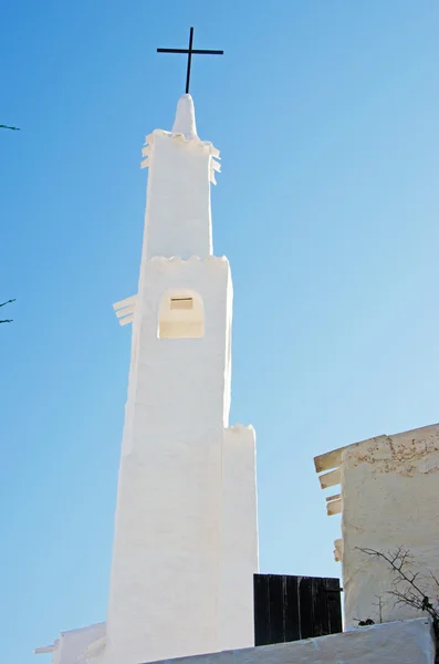 Menorca, Baleárské ostrovy, Španělsko: farní kostel v uličkách slavného města Binibeca Vell — Stock fotografie