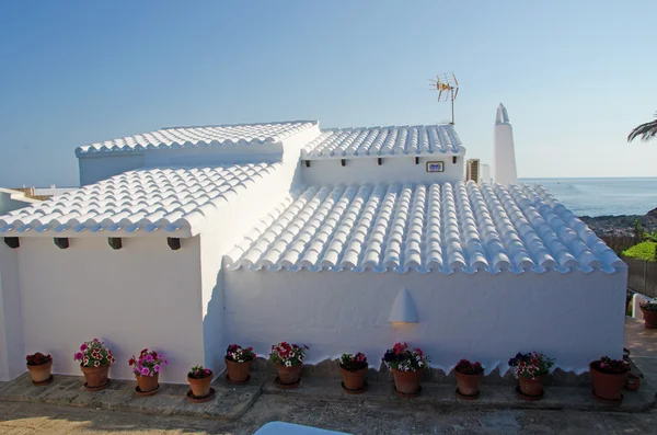 Menorca, Islas Baleares, España: una casa blanca de la famosa ciudad de Binibeca Vell —  Fotos de Stock