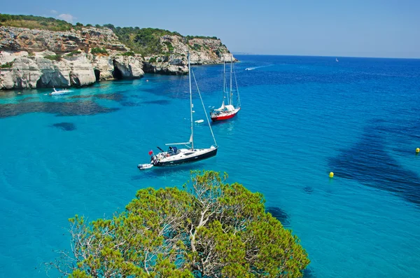 Menorca, Balearen, Spanje: zeilboten in de beroemde baai en het strand van Cala Macarella — Stockfoto