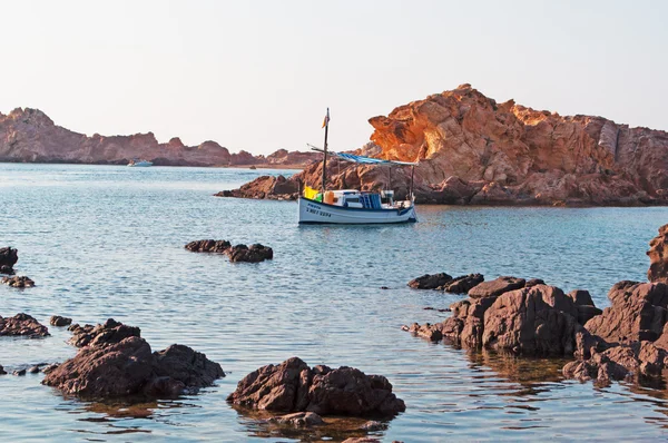 Menorca, Baleic Islands, Spanyolország: hajó a Cala Pregonda strandon — Stock Fotó