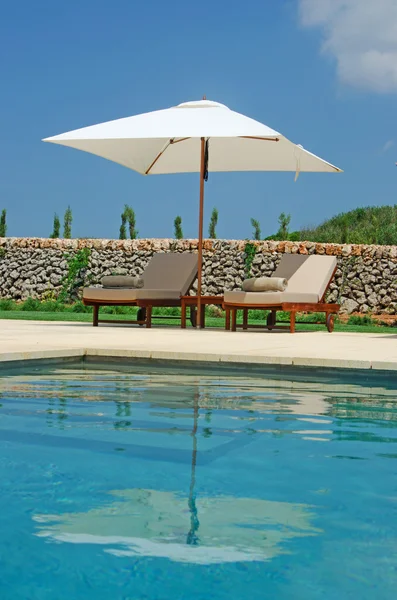 Menorca, Ilhas Baleares: espreguiçadeiras, guarda-sol de praia e piscina na zona rural minorca — Fotografia de Stock