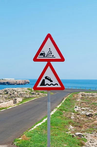 メノルカ島、バレアレス諸島、スペイン: キャップ ・ デン ・ フォント ビーチと湾への道上の道路標識します。 — ストック写真