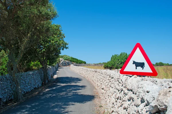 Menorca, Ilhas Baleares: sinal de alerta para a passagem das vacas na zona rural minorca — Fotografia de Stock