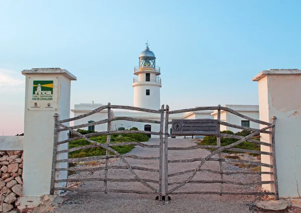 Menorca, Balearic Islands, Spain: the wooden fence of the Cap de Cavalleria lighthouse — Stock Photo, Image