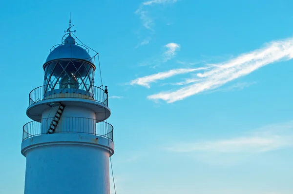 Minorque, Îles Baléares, Espagne : vue sur la lanterne du phare du Cap de Cavalleria — Photo